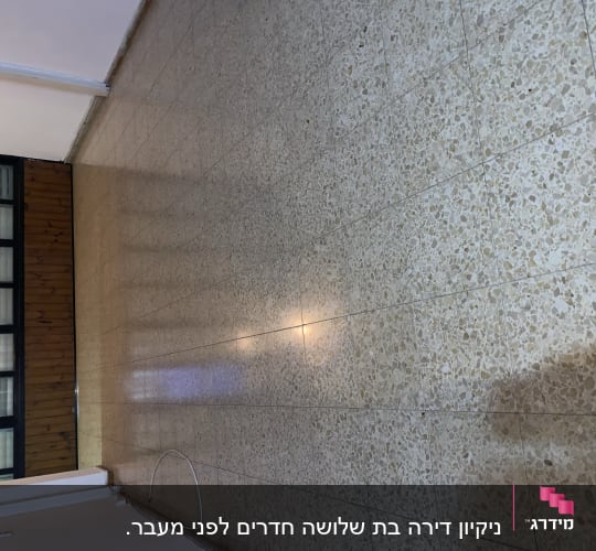 רצפה נקייה ומבריקה עם השתקפות אור